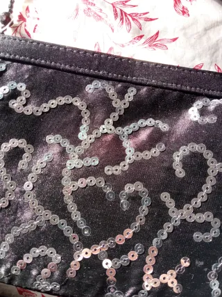 Bolso de mano negro con lentejuelas