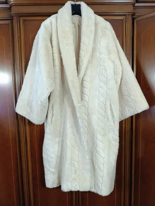 Abrigo largo piel sintética beige