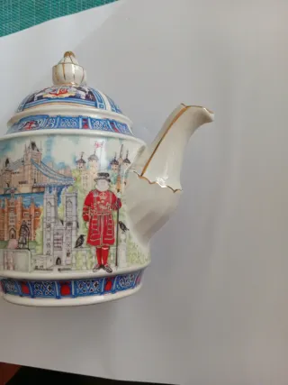 Teiera in porcellana decorata Londra