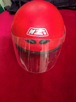 Casco de moto rojo NZI