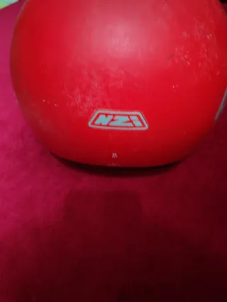 Casco de moto rojo NZI