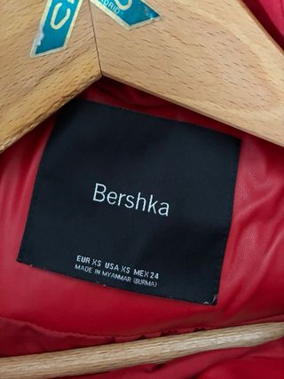Chaqueta roja acolchada Bershka