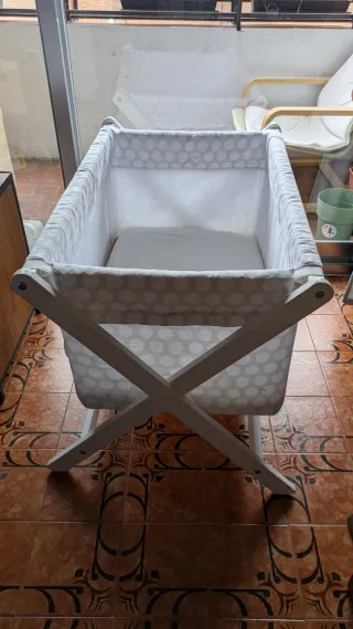 Minicuna blanca con estampado gris