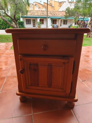 Mesita de noche de madera