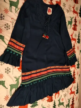 Vestido azul con bordados y pompones