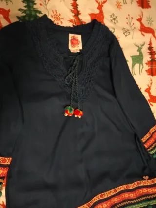 Vestido azul con bordados y pompones