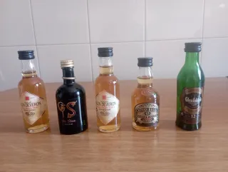 Lotto di 5 bottiglie miniatura di whisky