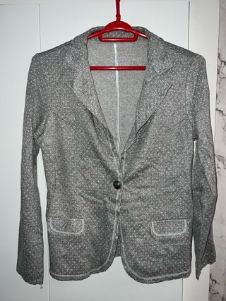 Americana elástica gris con puntos blancos