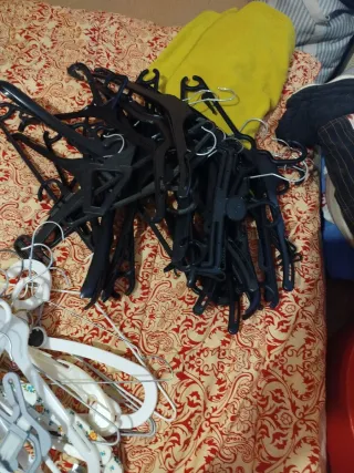 Set di grucce in plastica e legno