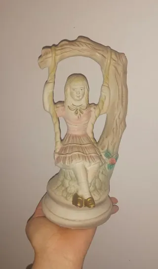 Figura porcelana niña columpio