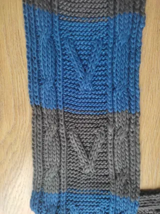 Bufanda azul y gris con flecos