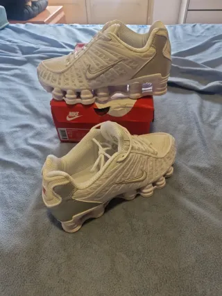 Zapatillas Nike Shox Blancas y Plateadas