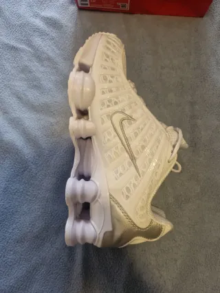 Zapatillas Nike Shox Blancas y Plateadas