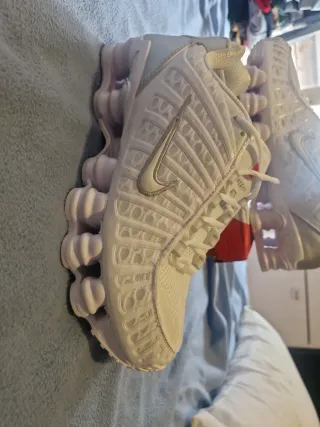 Zapatillas Nike Shox Blancas y Plateadas