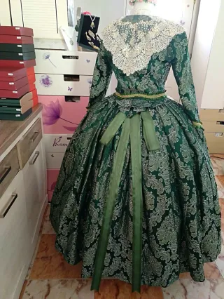 Traje de fallera acon manteletas