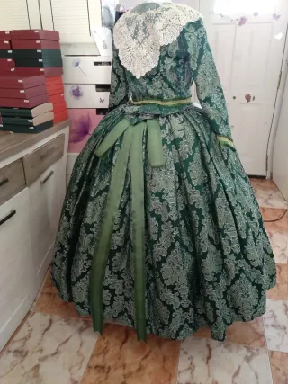 Traje de fallera acon manteletas