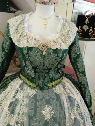 Traje de fallera acon manteletas