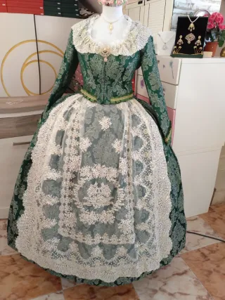 Traje de fallera acon manteletas