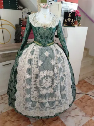Traje de fallera acon manteletas