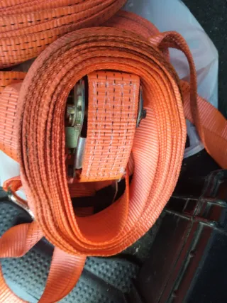 Cinchas de sujeción naranjas hay muchas