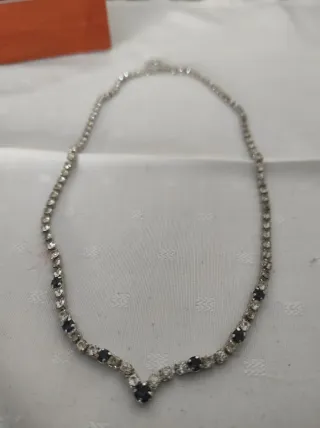 Collar y pendientes con piedras negras y plateadas