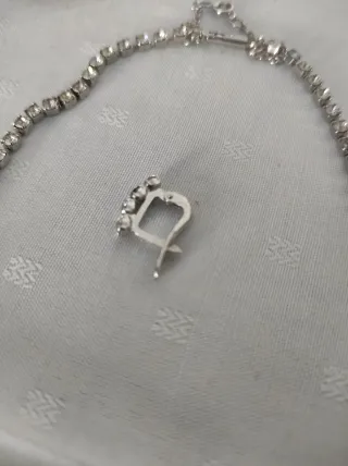 Collar y pendientes con piedras negras y plateadas