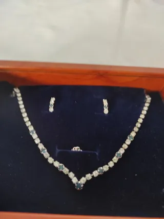 Collar y pendientes con piedras negras y plateadas