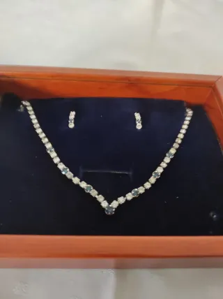 Collar y pendientes con piedras negras y plateadas