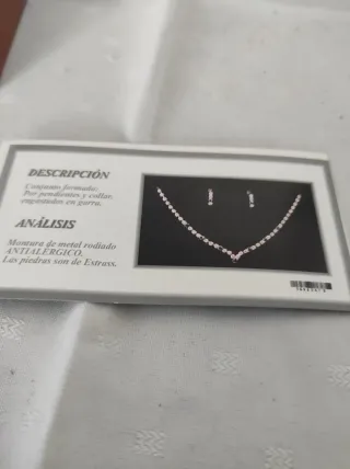 Collar y pendientes con piedras negras y plateadas