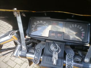 Yamaha XS 400 Amarilla