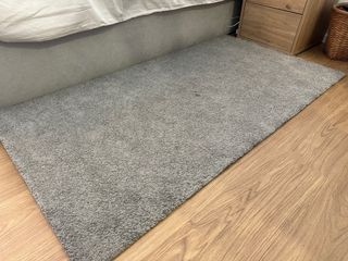 Alfombra gris suave en buen estado