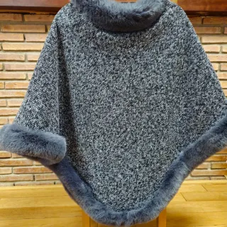 Poncho gris forrado de pelo, muy calentito