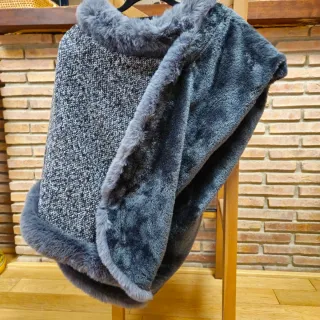 Poncho gris forrado de pelo, muy calentito