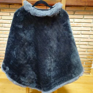 Poncho gris forrado de pelo, muy calentito