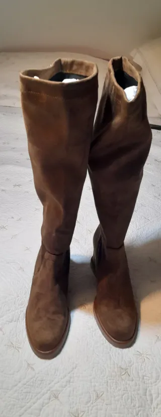 Botas elegantes de ante marrón