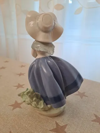 Figura Lladro "Niña linda con capazo"