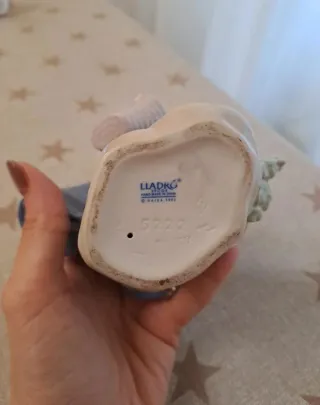 Figura Lladro "Niña linda con capazo"