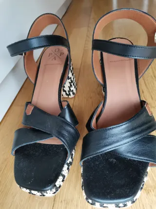 Zapatos de tacón negros y beige