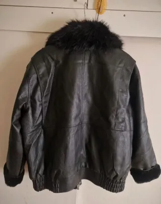 Cazadora efecto piel negra Stradivarius Talla M