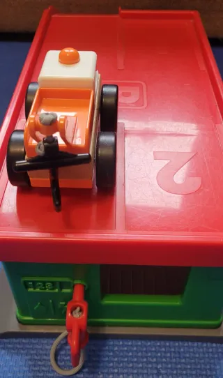 Garaje infantil IKEA con camión de juguete