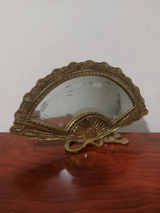 Abanico decorativo dorado