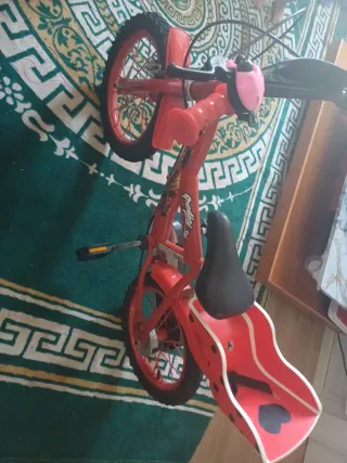 Bicicleta infantil roja