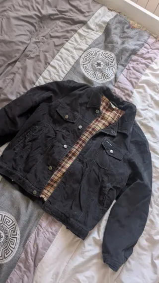 Chaqueta negra forrada cuadros