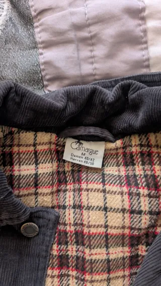 Chaqueta negra forrada cuadros