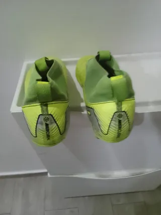 Botas de fútbol Nike verdes y amarillas