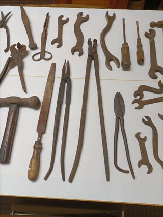 Herramientas antiguas de herrería y forja