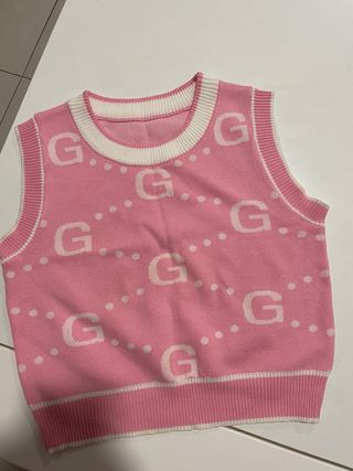 Chaleco rosa con estampado G