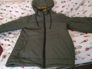 Anorak verde con capucha
