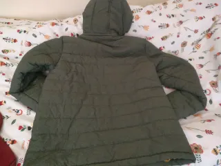 Anorak verde con capucha