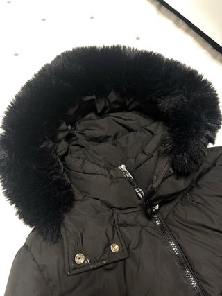 Abrigo negro con capucha de pelo